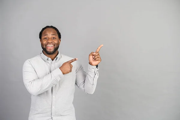 Afroamerikansk man pekar finger upp isolerad på grått — Stockfoto