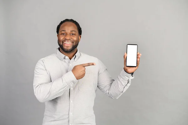 Glad afroamerikansk man isolerad i grått — Stockfoto