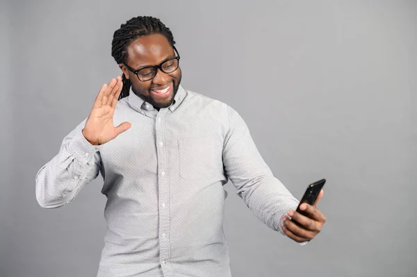 Afrikansk kille som använder smartphone för videosamtal — Stockfoto