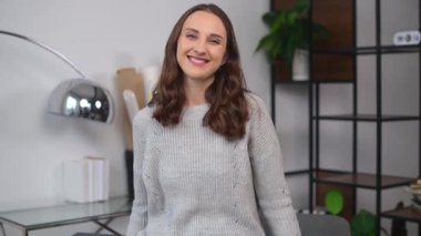 Modern kadın girişimci kollarını kavuşturmuş duruyor.