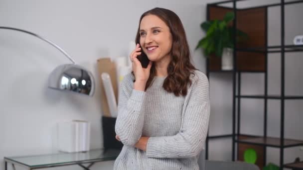 Cheerful female employee has phone conversation — Stock Video