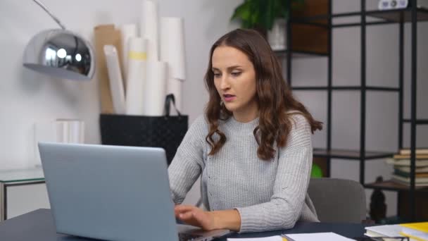 Mujer de negocios irritada cerrando la computadora portátil con ira — Vídeo de stock