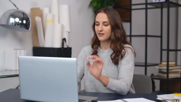 Улыбающаяся и довольная деловая женщина радуется проделанной работе — стоковое видео