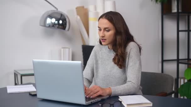 Wanita muda yang gembira terkejut melihat kemenangan di laptop — Stok Video