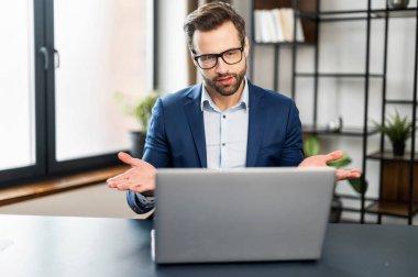 Slav tarzı bir adam bilgisayarla konuşuyor.