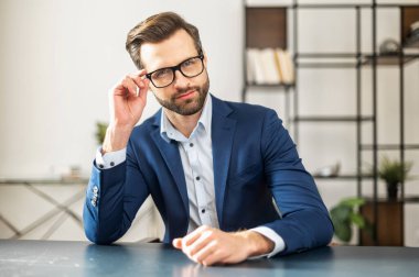 Röportajda takım elbiseli ciddi bir Avrupalı.