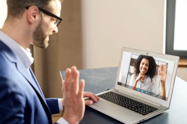 İnternetteki bir iş toplantısının yan görüntüsü