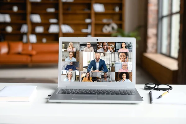 Colegas tendo uma reunião de trabalho através de uma chamada de vídeo — Fotografia de Stock