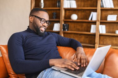 Laptoplu zarif Afrikalı bir adamın profil kenar görüntüsü