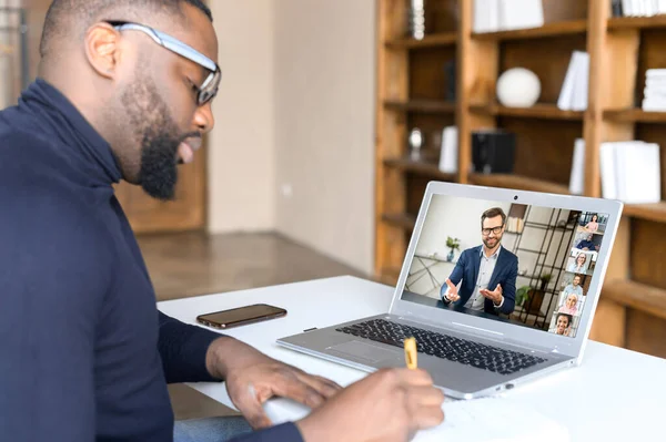 Africano participa de uma reunião estratégica online com mentor — Fotografia de Stock