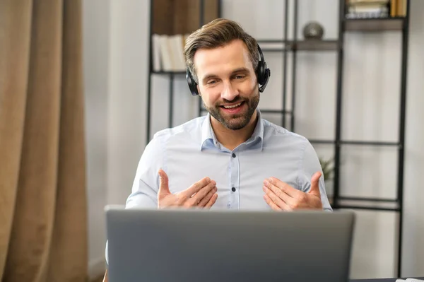 Hombre freelancer en auriculares trabajando desde casa — Foto de Stock