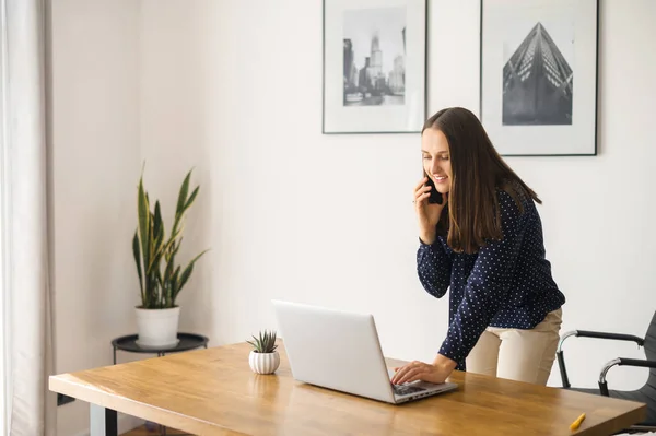 Bayan ofis çalışanı bir telefon aldı. — Stok fotoğraf