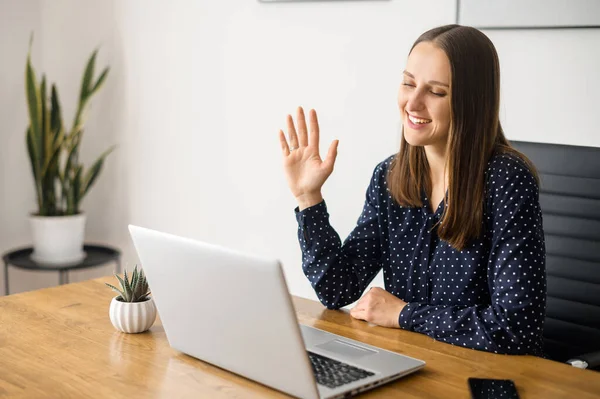 Frau benutzt Laptop für Videotreffen — Stockfoto