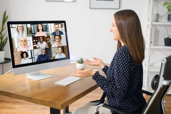 Conferência virtual na tela do computador — Fotografia de Stock