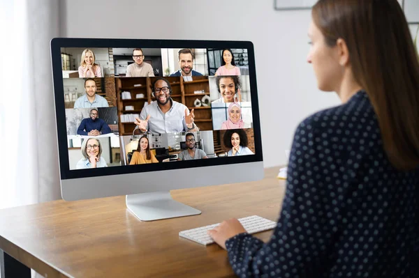 Virtuele conferentie op het computerscherm — Stockfoto