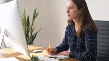 Düşünceli ve konsantre kadın çalışanlar not alıyor.