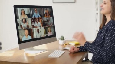 Video bağlantısı için bilgisayar uygulaması kullanan kadın