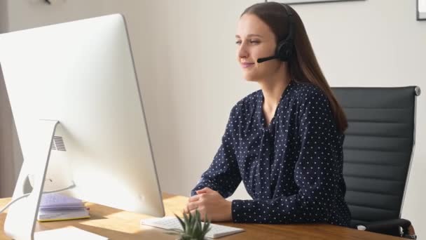 Vrouw gebruikt headset voor online communicatie — Stockvideo