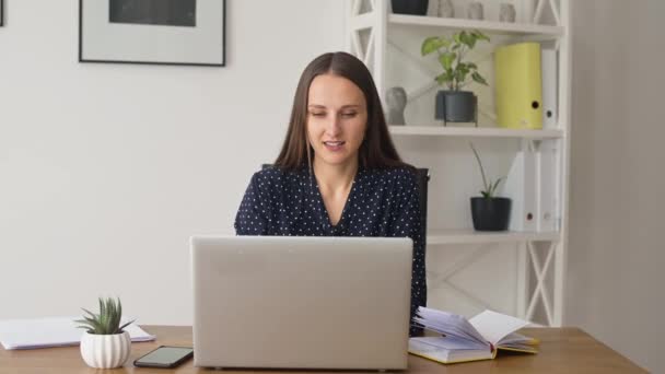 Lächelnde Mitarbeiterin schließt Laptop und ruht sich aus — Stockvideo