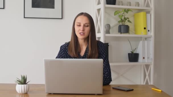 Mujer de negocios de confianza está realizando una videollamada en el portátil — Vídeos de Stock