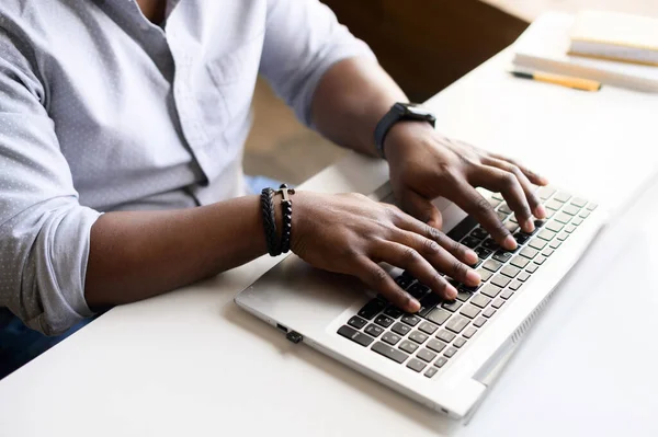 Imagen de cerca de manos masculinas con accesorios escribiendo texto en el teclado del ordenador portátil —  Fotos de Stock