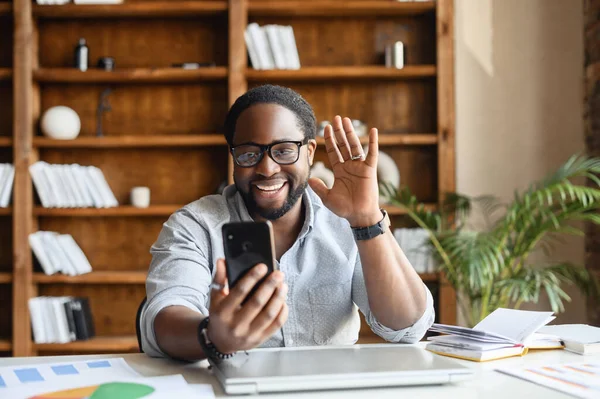 Overhappy Afro-Amerikaanse kerel met behulp van een smartphone voor video-oproep — Stockfoto