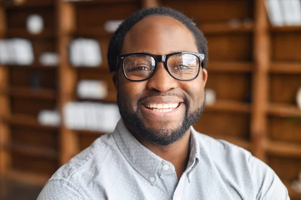Närbild porträtt av en glad afroamerikansk ung man — Stockfoto