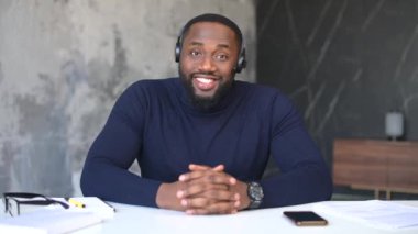 Kendinden emin Afro-Amerikan işadamının portresi