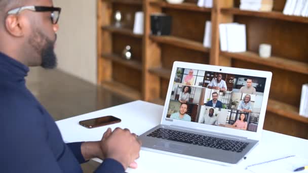 Um empresário afro-americano usando o aplicativo de computador para chamada de vídeo — Vídeo de Stock