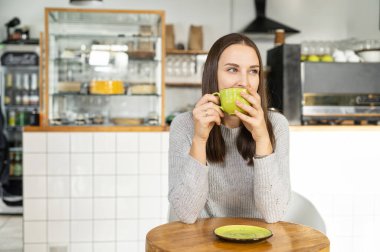 Kahveli genç bir kadın.