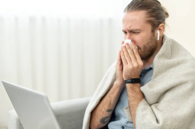 Nezle olmuş ve hapşırıyor.