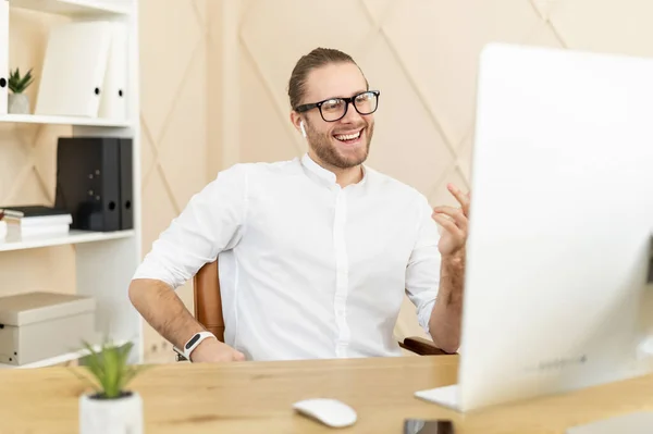 Uśmiechnięty mężczyzna biuro pracownik ma przyjemne wideo spotkanie — Zdjęcie stockowe