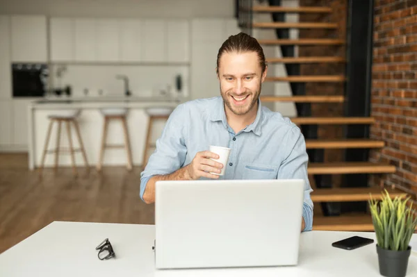 Chlap v elegantním neformálním oblečení používá notebook. — Stock fotografie