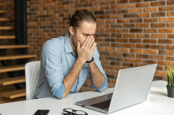 Tipo cansado en ropa casual inteligente interior — Foto de Stock