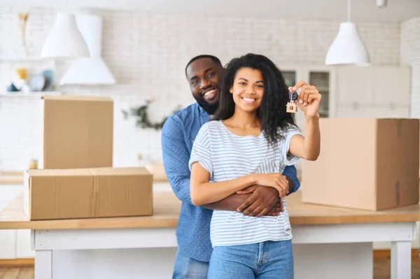 Afro-Amerikaans echtpaar met sleutels — Stockfoto