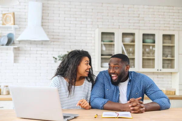 Felice stupito coppia afro-americana con computer portatile a casa — Foto Stock