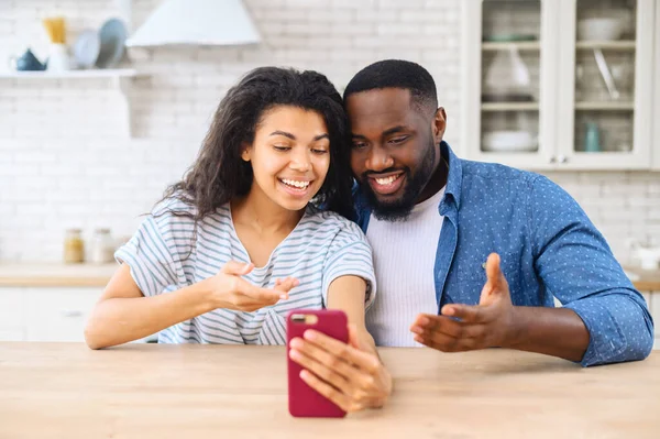 Felice coppia afro-americana utilizzando smartphone per videochiamata — Foto Stock