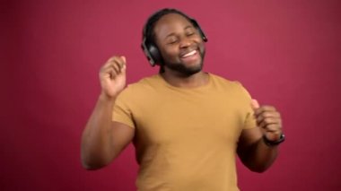 Afro-Amerikan favori müziği dinlemekten hoşlanıyor.