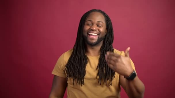 Homem afro-americano alegre olha para a câmera e gesticulando: venha aqui — Vídeo de Stock