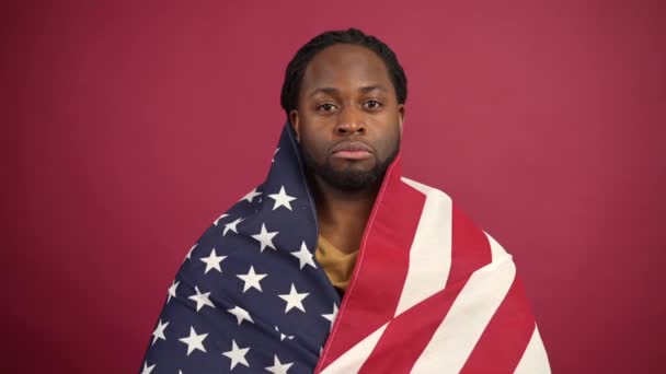 Fiducioso uomo afroamericano coperto con bandiera degli Stati Uniti — Video Stock
