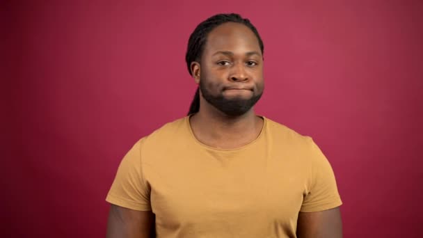 Sério homem afro-americano de t-shirt amarela discordando de você — Vídeo de Stock