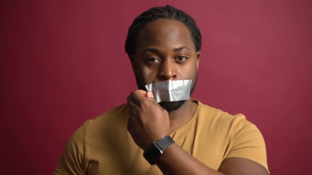 Афроамериканец с запечатанным ртом и скотчем — стоковое видео