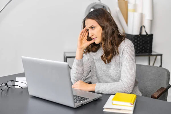 Занепокоєний працівник жіночого офісу з ноутбуком — стокове фото
