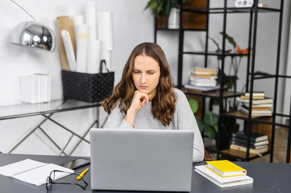 Konzentrierte Frau mit Laptop im Büro — Stockfoto