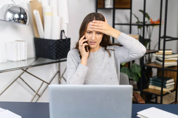 Mujer de negocios joven preocupado sosteniendo la cabeza en la desesperación —  Fotos de Stock