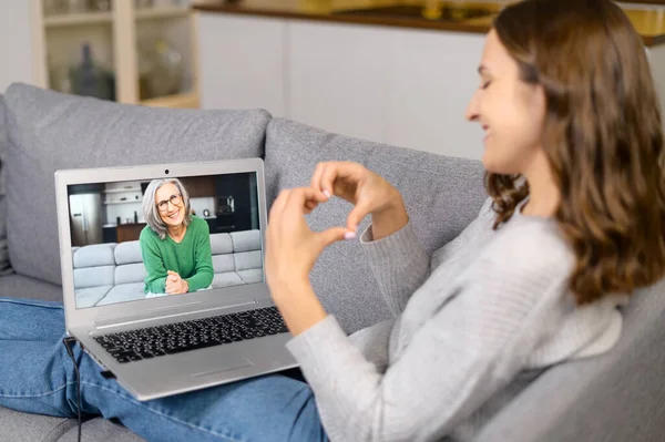 Жінка використовує ноутбук для відеоз'єднання — стокове фото