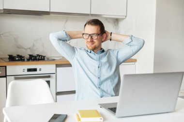 Neşeli genç adam yorucu bir günün ardından dinleniyor.