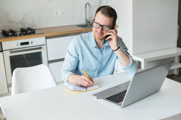 Glimlachende freelancer guy werken vanuit huis — Stockfoto