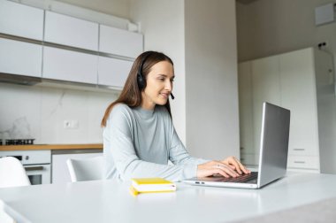 Çevrimiçi kulaklık takan olumlu genç kadın