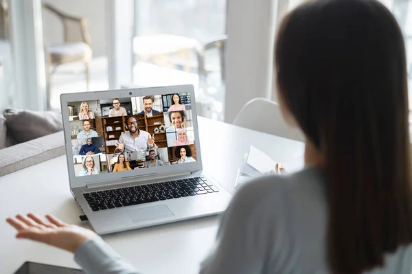 Mujer usando el ordenador portátil para la videoconferencia, vista trasera — Foto de Stock